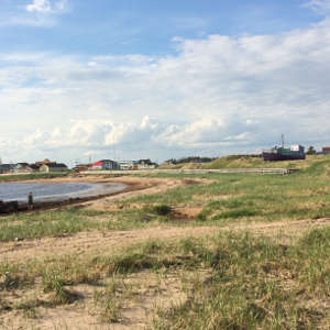 A Nattashquan, on attend le bateau cargo qui nous emmène au-delà de la route!