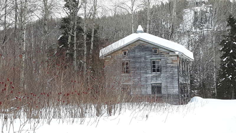 Magie d'un village fantôme sous la neige