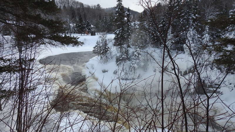 La magnifique rivière Ouiatchouan en hiver