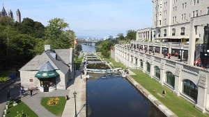 Visite d'Ottawa; le canal Rideau serpente au cœur de la ville!