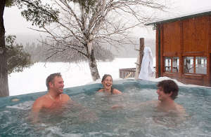 Savourer un bain nordique l'hiver au Canada