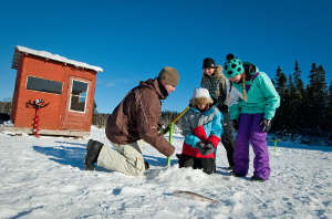 Percer un trou dans la glace et pêcher au Québec